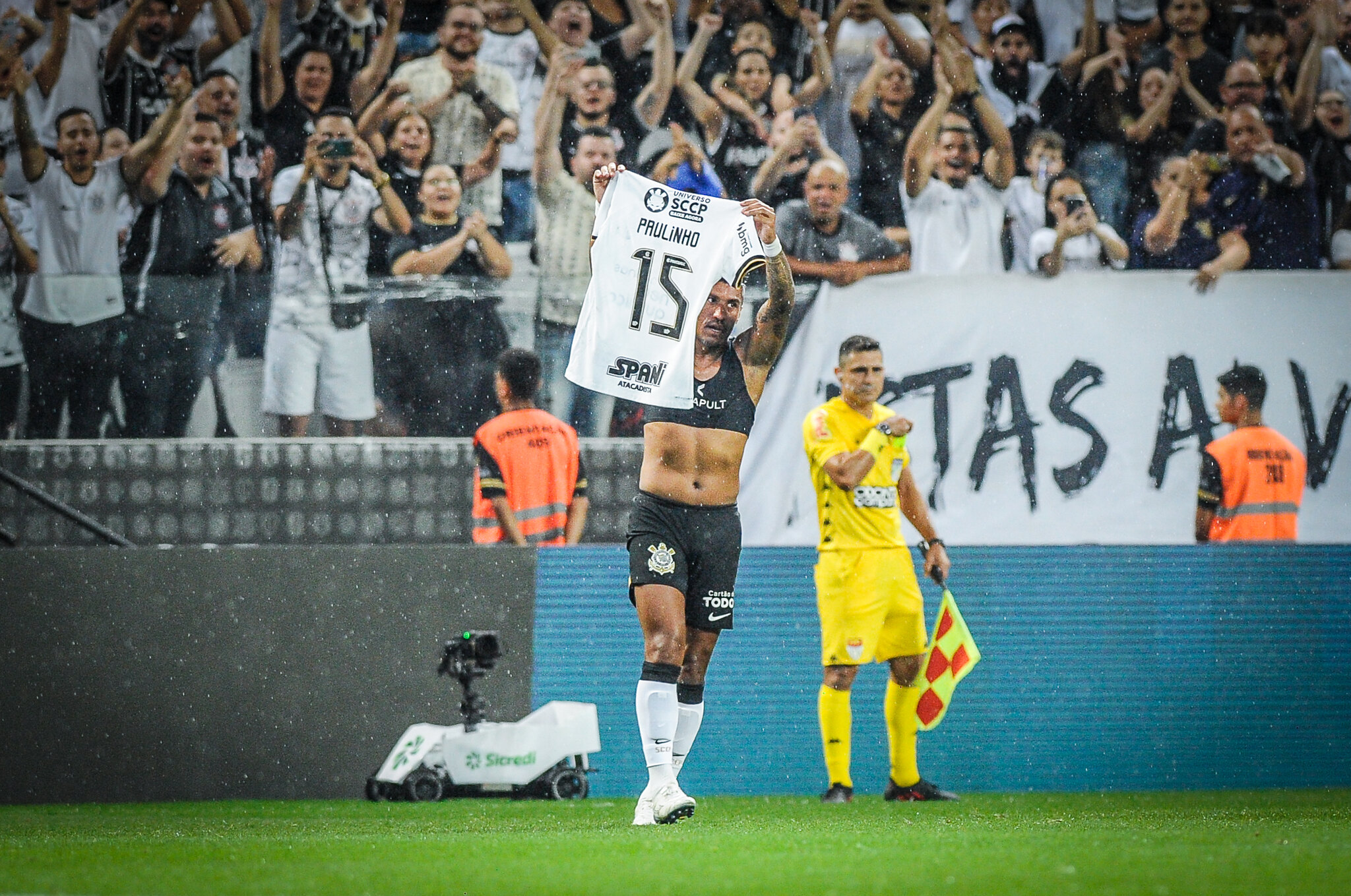 Paulinho é titular do Corinthians pela primeira vez desde jogo da lesão