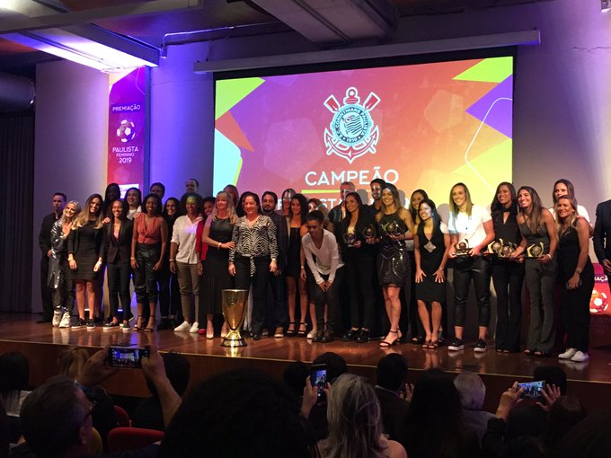 Jogadoras do Corinthians durante cerimônia de Premiação do Campeonato  Paulista Feminino