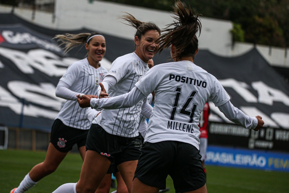 Corinthians feminino bate recorde de títulos em 2023 e chega a 17