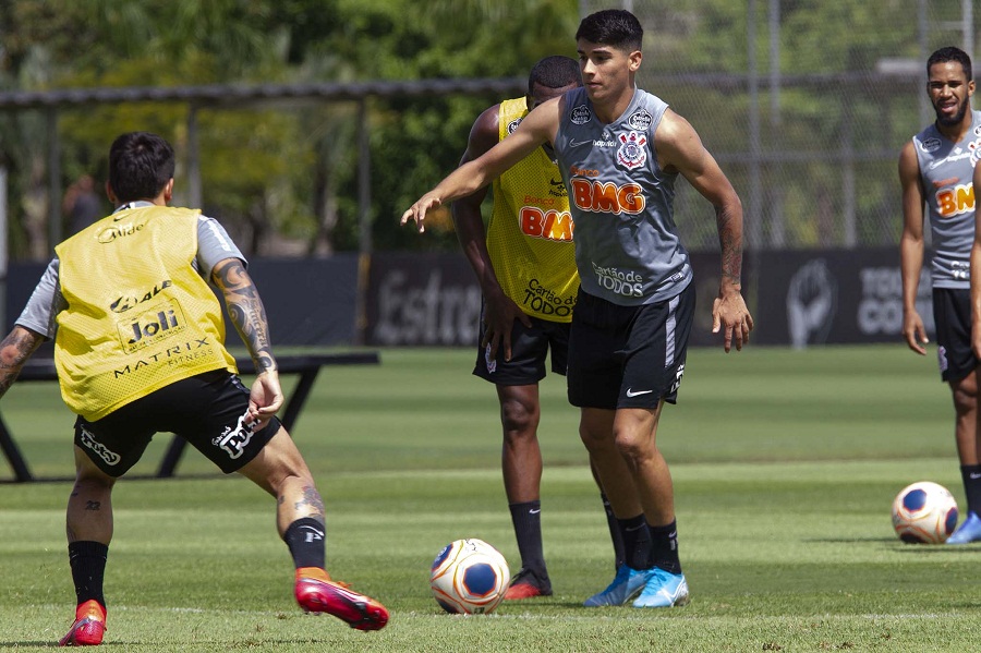 ângelo araos com a camisa do Corinthians 