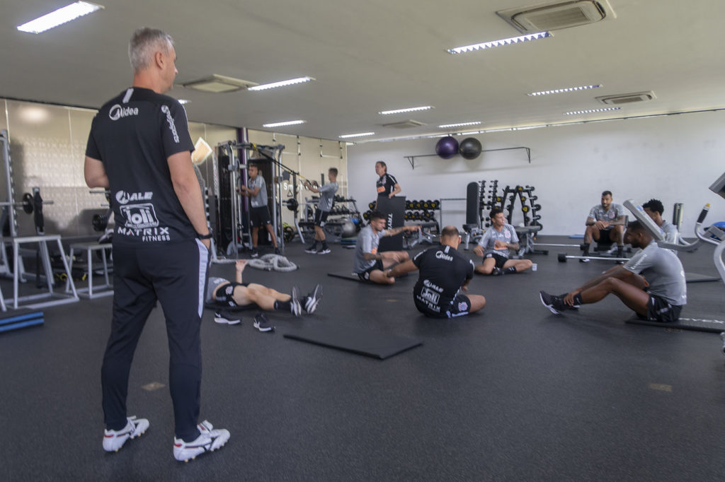 Tiago Nunes em treino do Corinthians