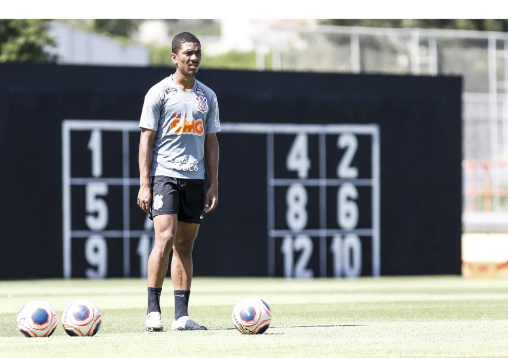 Matheus Davó em treino pelo Corinthians