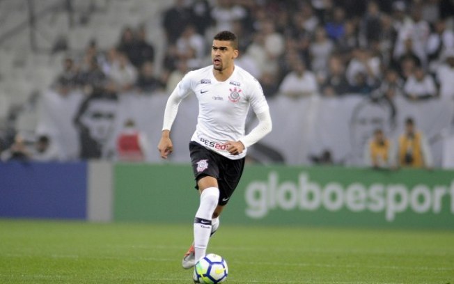 Léo Santos em treinamento pelo Corinthians 