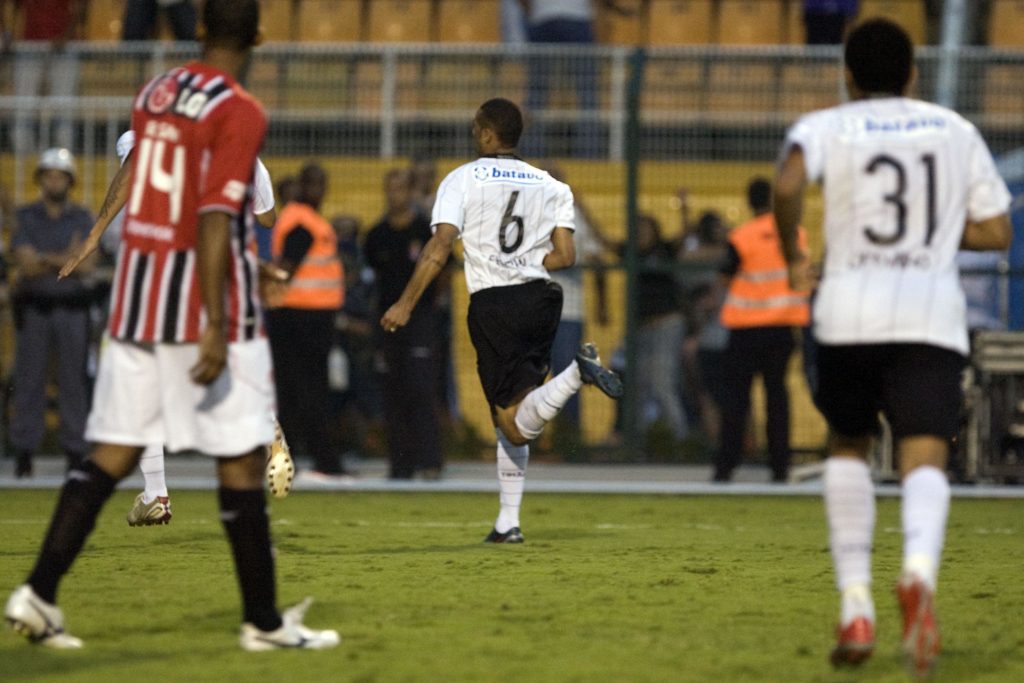 Cristian marca pelo Corinthians contra o São Paulo, 2009