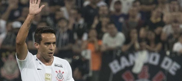 Agora bicampeão brasileiro pelo Corinthians, Jadson abre o jogo sobre  condição de reserva