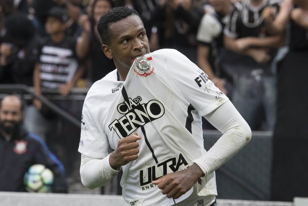 Jô marca gol pelo Corinthians