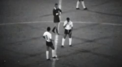 Pontapé inicial entre Olympiakos e Corinthians, em 1972