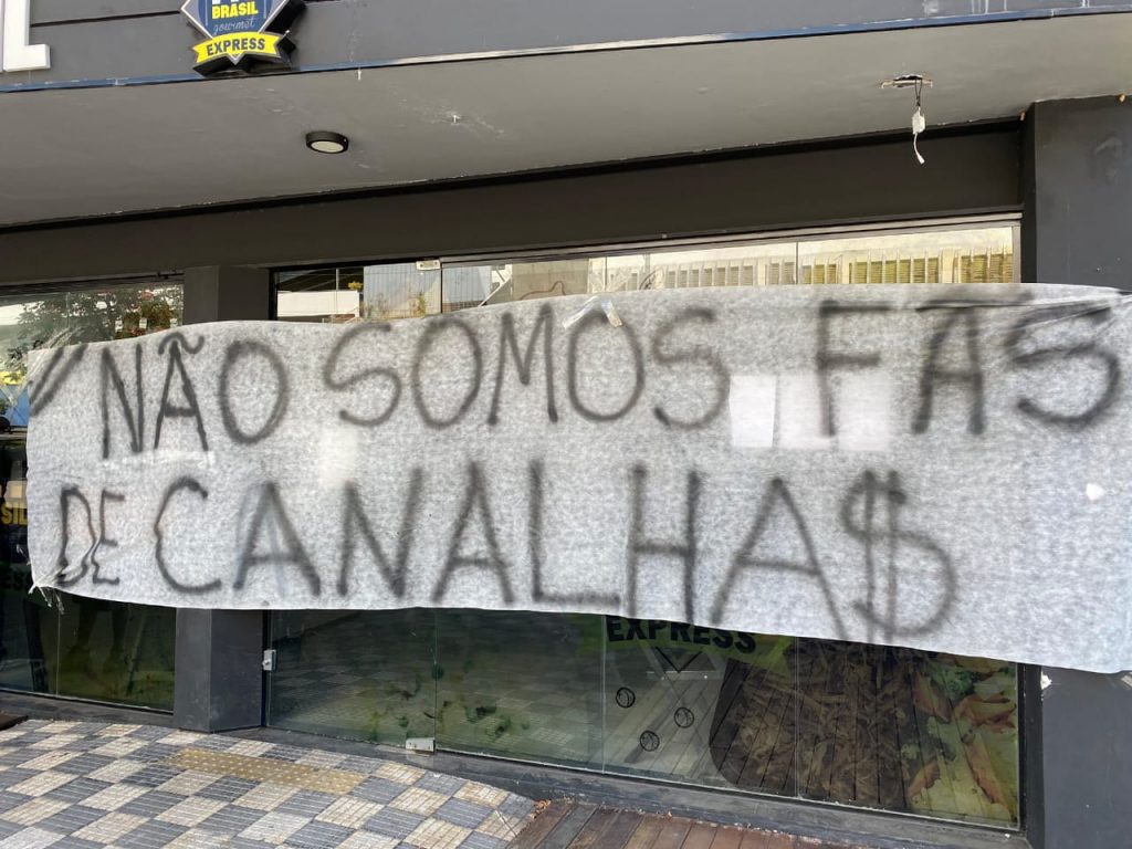 Faixas na porta do Parque São Jorge durante protesto dos Gaviões
