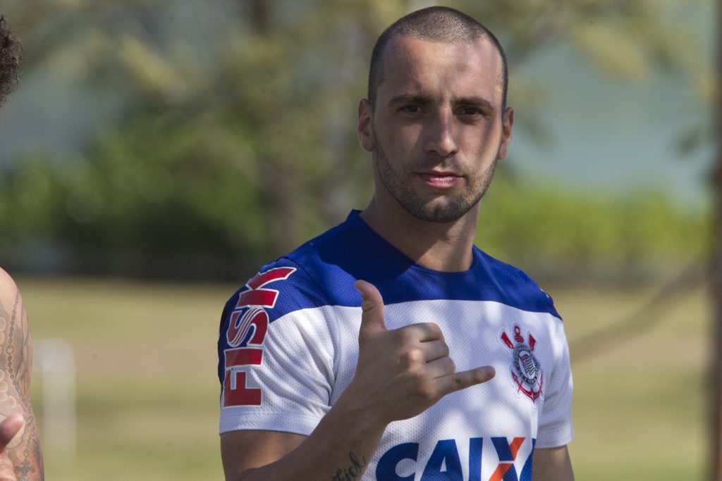 Atacante ex-Corinthians volta ao futebol europeu e acerta com
