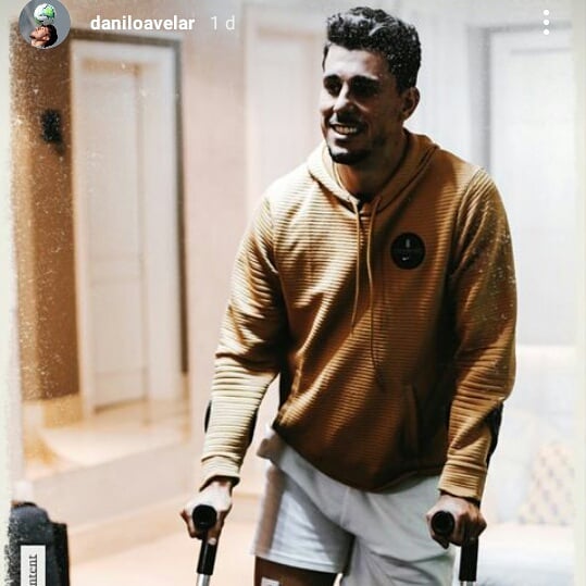 O zagueiro Danilo Avelar está se locomovendo com a ajuda de bengalas. Foto: Reprodução Instagram