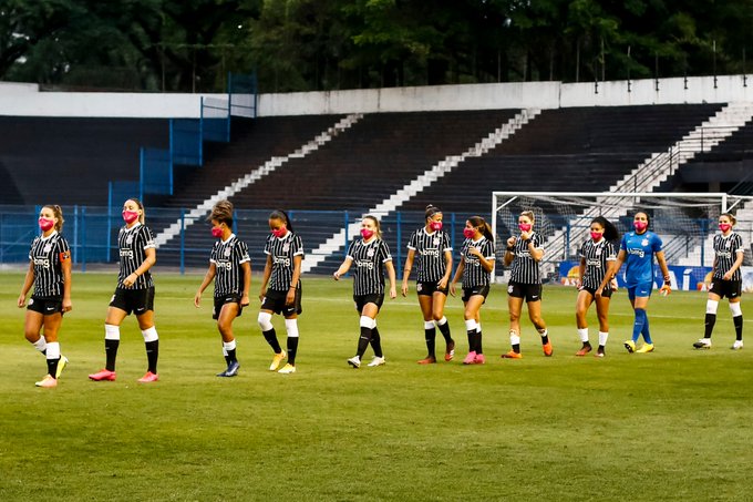 O Corinthians entrou em campo com máscaras cor de rosa, pela Campanha “O Futebol Contra o Câncer de Mama – Marque esse Gol!” Foto: Reprodução Twitter Corinthians Feminino