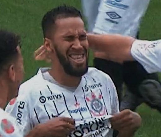 Everaldo chora de alívio após o apito final do jogo Athletico 0x1 Corinthians - Foto: Reprodução Twitter
