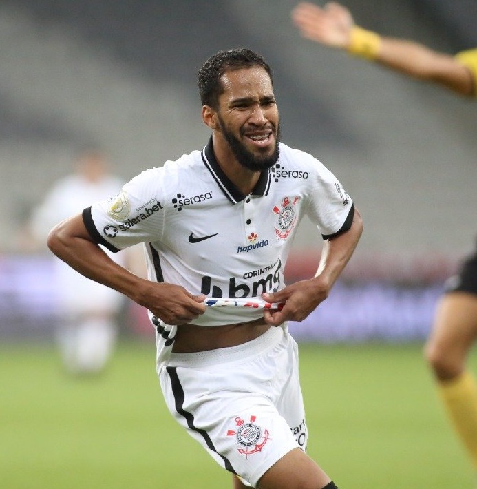 Everaldo chora aliviado após marcar o gol que tirava o Corinthians da zona de rebaixamento do Brasileirão. - Foto: Rodrigo Coca/Agência Corinthians