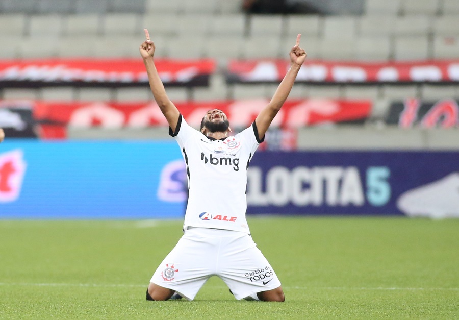 Everaldo agradece aos céus após marcar o gol que tirava o Corinthians da zona de rebaixamento do Brasileirão. - Foto: Rodrigo Coca/Agência Corinthians