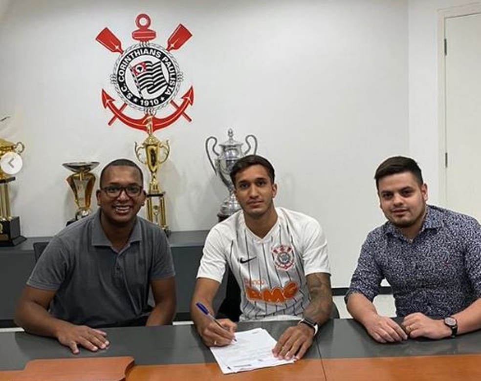 Gabriel Araújo assinou contrato com o Corinthians nesta terça-feira — Foto: Instagram/Acervo pessoal

