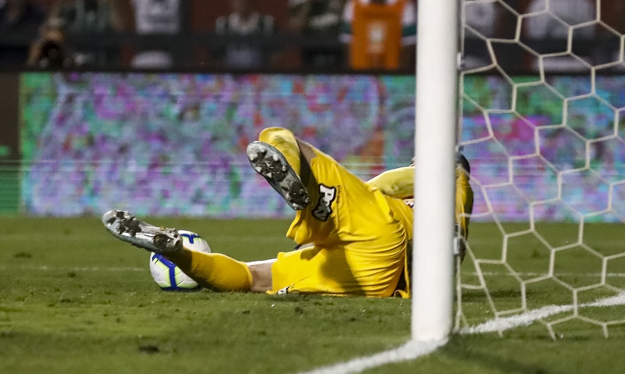 Walter defendendo pênalti cobrado por Scarpa na partida entre Palmeiras x Corinthians, realizada em 09/11/2019. (Foto: ©Rodrigo Gazzanel / Ag. Corinthians)