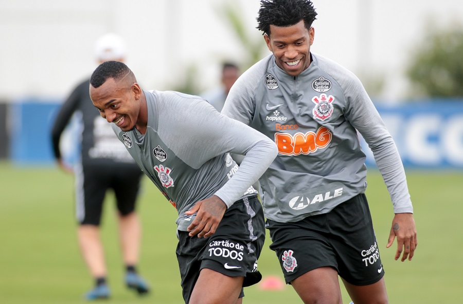 Os zagueiros Raul Gustavo e Gil em treino na tarde desta terça (03) no CT Joaquim Grava - Foto: Rodrigo Coca/Ag. Corinthians
