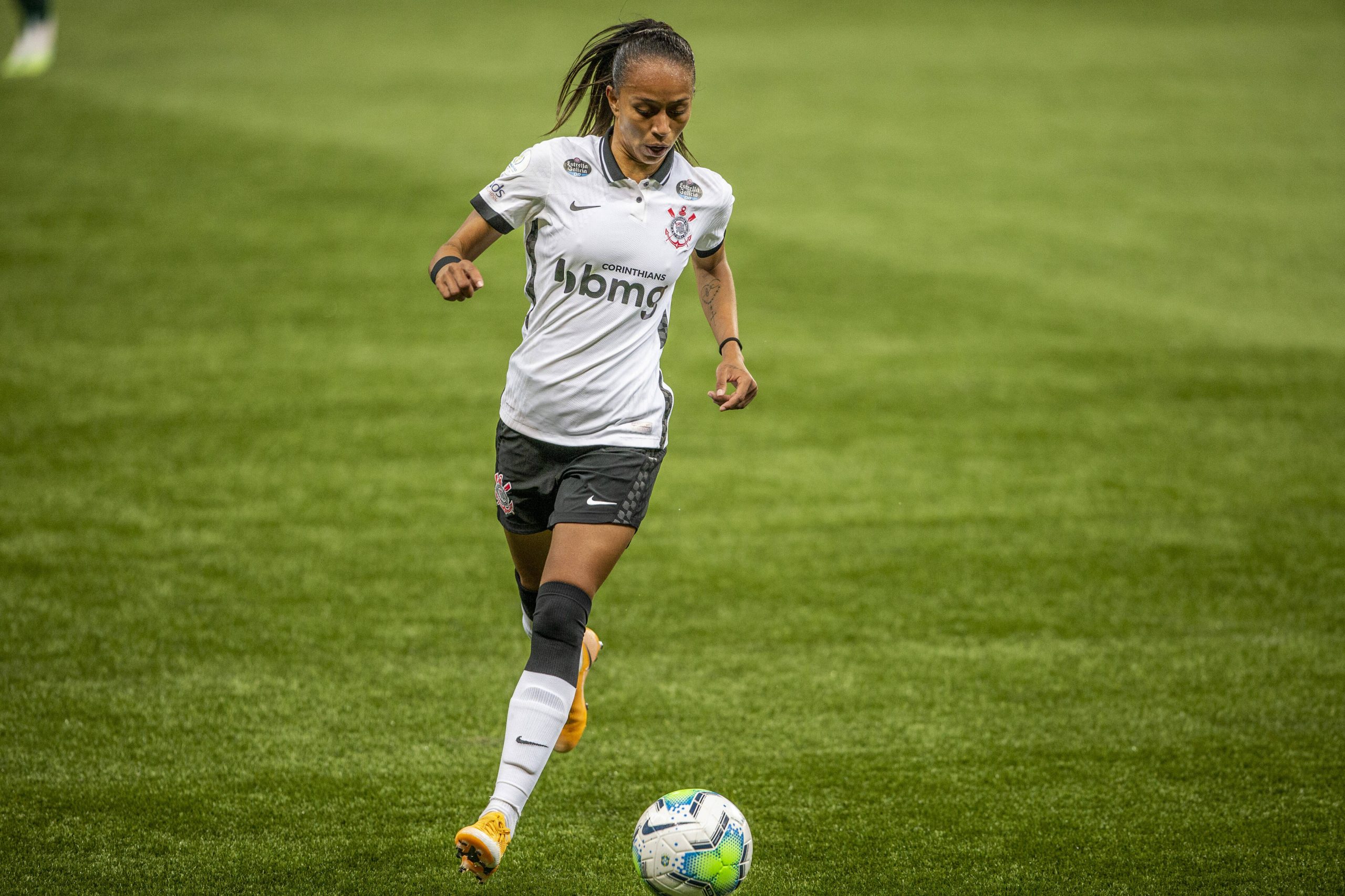 Adriana marca décimo gol pelo Corinthians no ano e encosta em