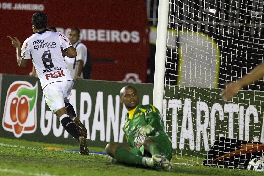 Paulinho faz o segundo gol do Corinthians   durante a partida entre Botafogo/RJ x Corinthians/SP , realizada no Estadio de Sao Januario, pela 10a. rodada do Campeonato Brasileiro de 2011. Rio de janeiro/Brasil - 20/07/2011. Foto: © Daniel Augusto Jr. / Fotoarena
