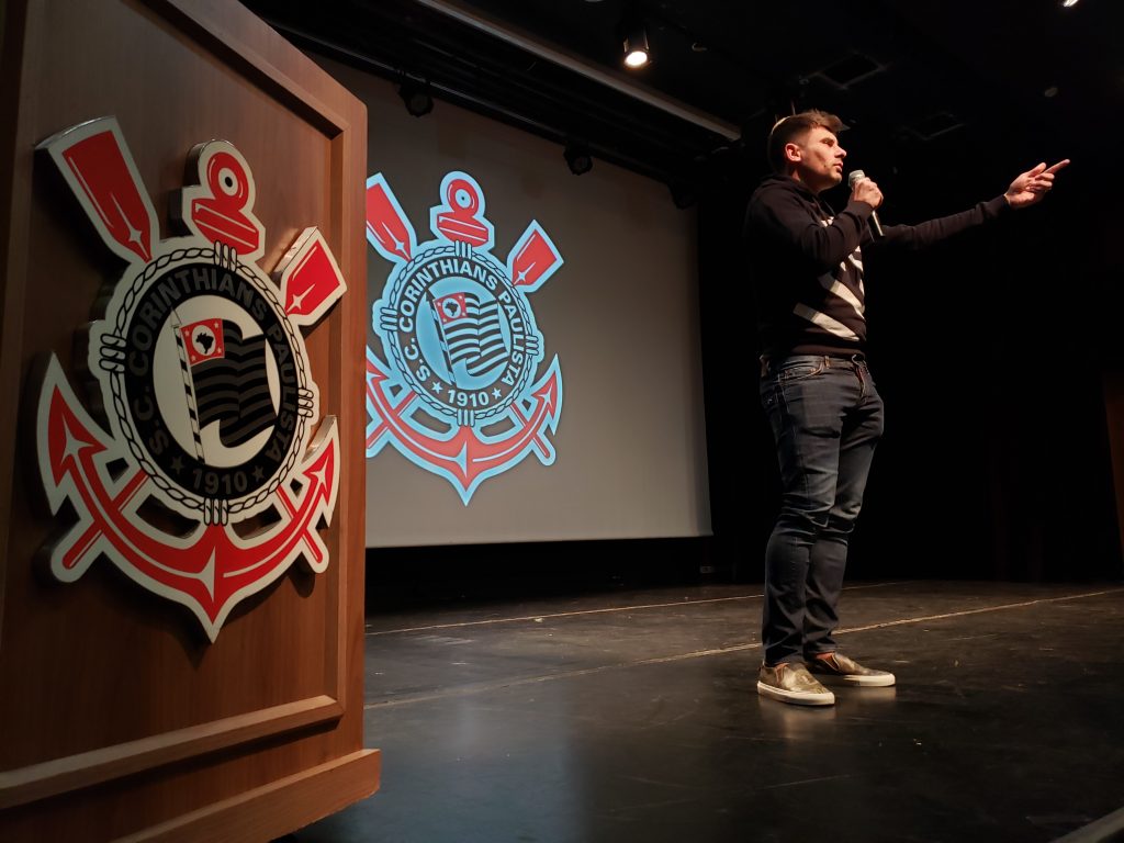 Alex ministrando palestra em 2019, no Teatro Corinthians, para jogadores das categorias inferiores da base. Foto: José Manoel Idalgo/Ag. Corinthians
