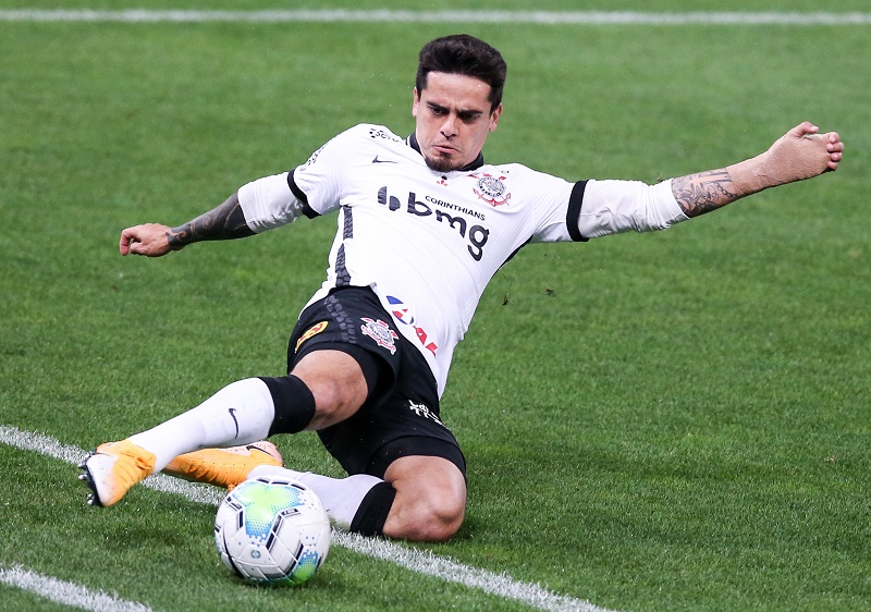 SAO PAULO, BRAZIL - SEPTEMBER 16: Fagner of Corinthians kicks the ball during the match against Bahia as part of Brasileirao Series A 2020 at Neo Quimica Arena on September 16, 2020 in Sao Paulo, Brazil. The match is played behind closed doors and with precautionary measures against the spread of coronavirus (COVID-19). (Photo by Alexandre Schneider/Getty Images)