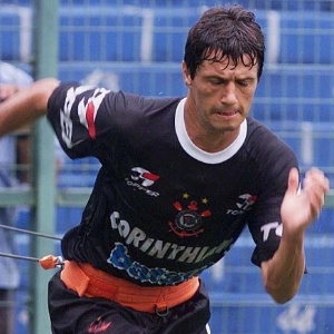 Adilson Batista foi o camisa 3 do Corinthians Campeão Mundial. Após o fim de sua carreira, se tornou treinador. Em 2010, assumiu o comando do Timão, mas acabou caindo no mesmo ano. No momento está sem clube, após deixar o Cruzeiro em março de  2020.(Foto: Reprodução)