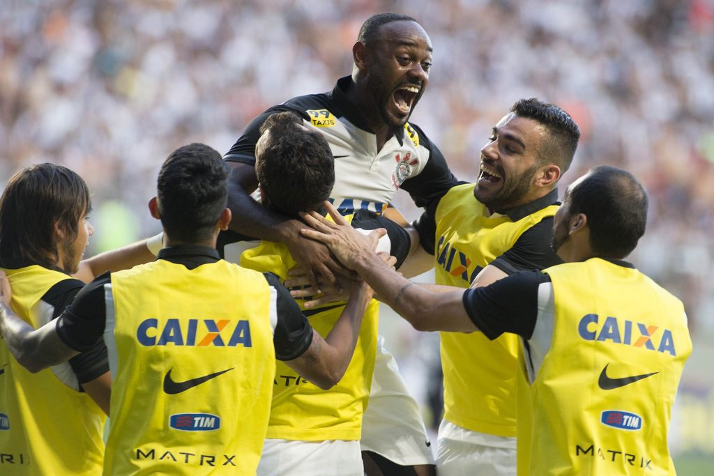 Equipe comemora gol junto. (Foto: Agência Corinthians)