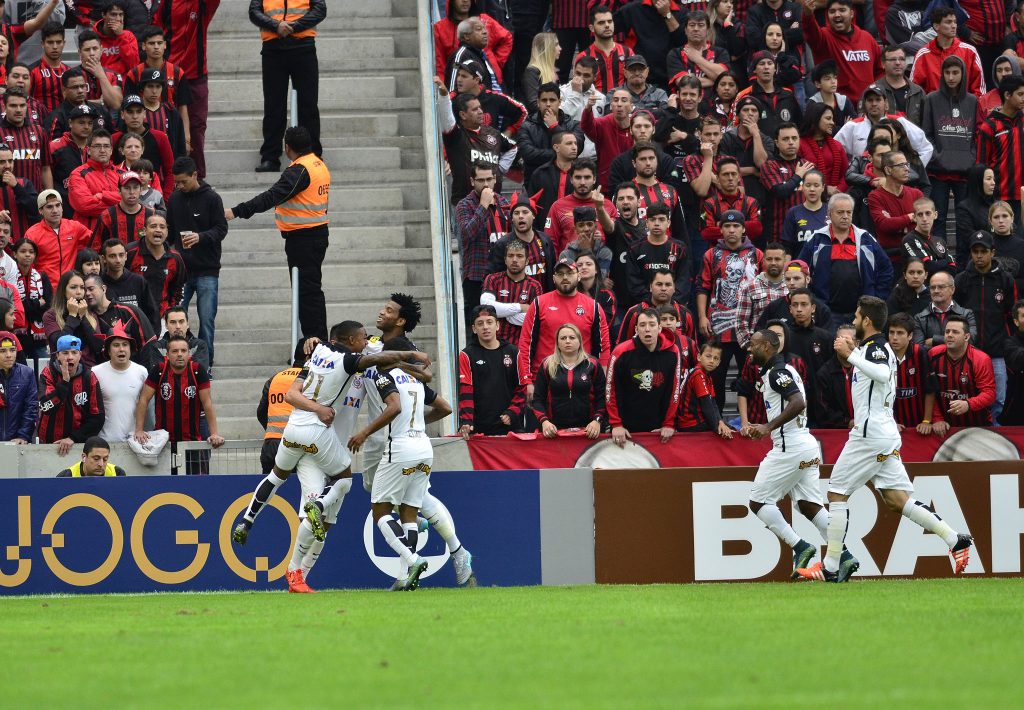 Equipe comemora gol junto. (Foto: Agência Corinthians)