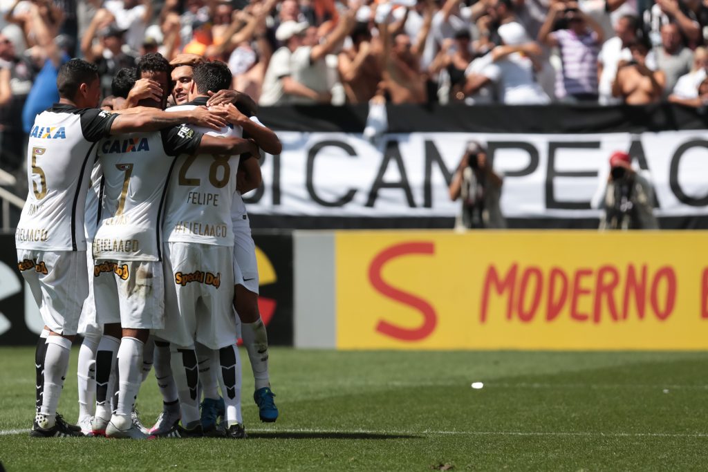 Equipe comemora gol junto. (Foto: Agência Corinthians)