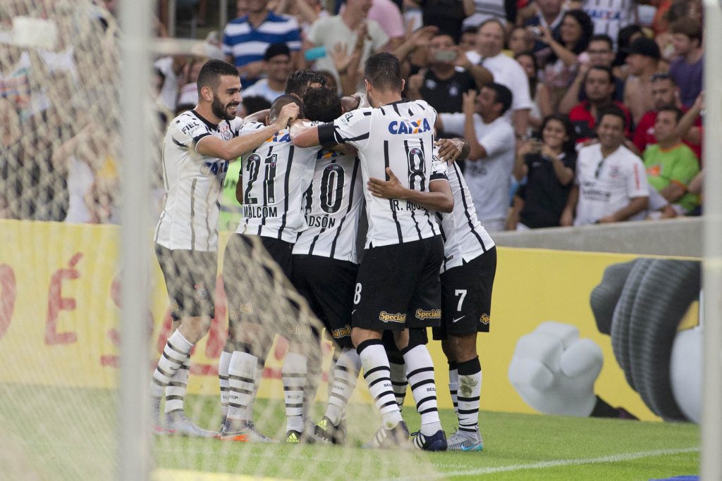 Equipe comemora gol juntos. (Foto: Agência Corinthians)