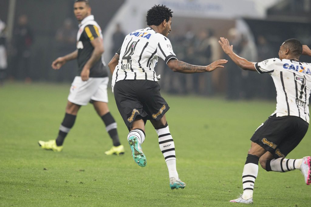 Gil e Elias comemoram gol juntos. (Foto: Agência Corinthians)