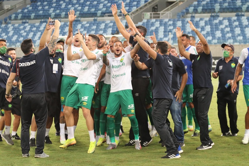 Jogadores do Cuiabá comemoram classificação para a Série A do Brasileirão — Foto: AssCom Dourado/Twitter Cuiabá
