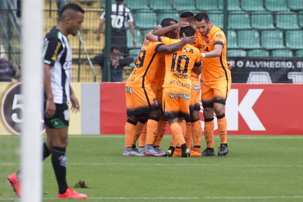 Equipe comemora gol junto. (Foto: Agência Corinthians)