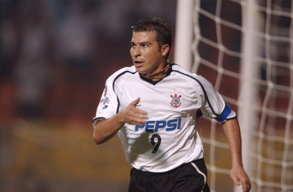 Maior artilheiro brasileiro da história da Libertadores, Luizão, assim como Edilson Capetinha e Vampeta, é embaixador de um site de apostas. Além disso, o ex-atacante tem um programa no BandSports, chamado Sapiando. (Foto: Reprodução)