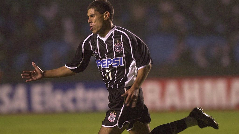 Ricardinho foi jogador do Corinthians entre 1998 e 2002, participando de grandes conquistas do clube. Após tentar a carreira como treinador, de 2012 a 2018, o ex-meio-campista se tornou comentarista esportivo da SporTV. (Foto: Reprodução/Getty Images)