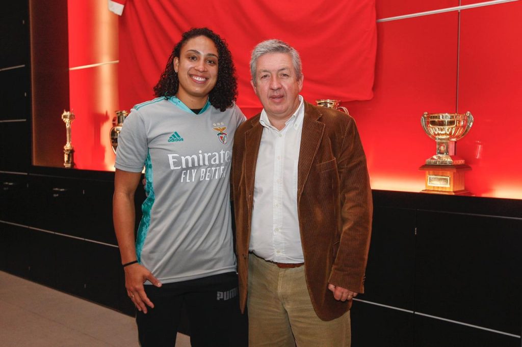 Lelê é apresentada no Benfica. Créditos: FC Benfica Divulgação
