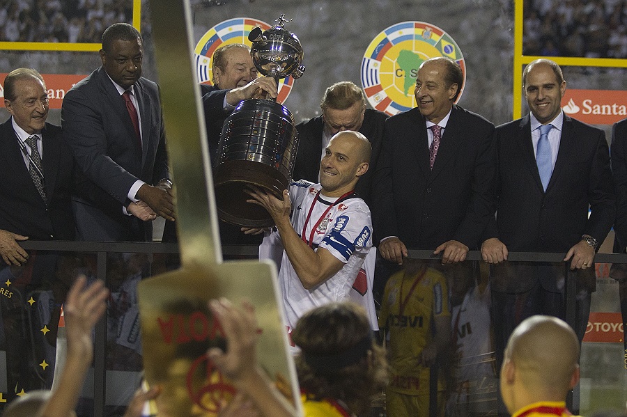 Capitão Alessandro recebe a taça de campeão da Copa Libertadores 2012 - Foto: © Daniel Augusto Jr/Ag. Corinthians |
