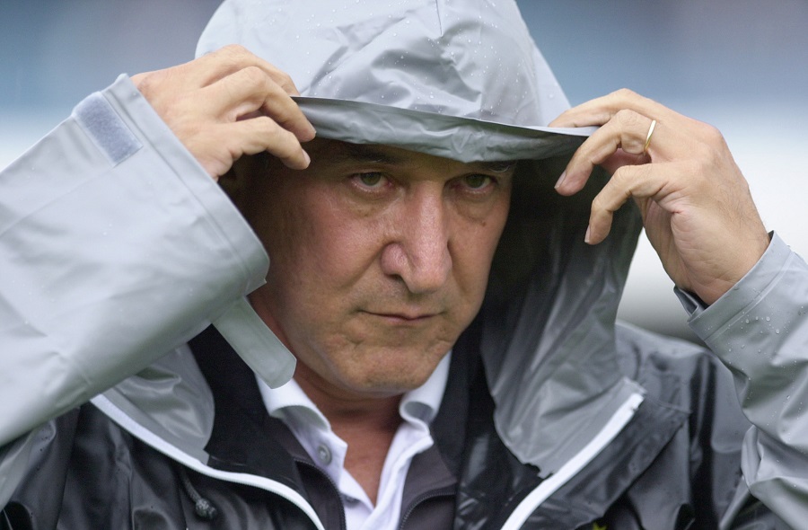 7 Apr 2002:  Carlos Alberto Parreira, coach of Corinthians during the match played between Corinthians and Palmeiras for the Rio- Sao Paulo Cup at the Morumbi's Stadium, Sao Paulo, Brazil. DIGITAL IMAGE. Mandatory Credit: Allsport UK/Getty Images
