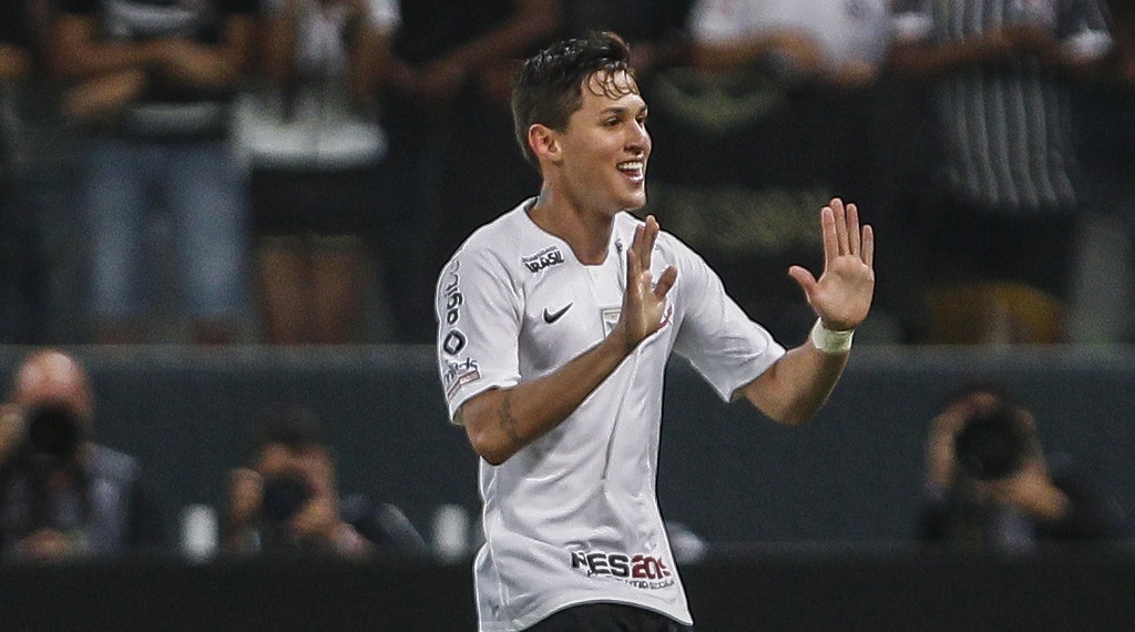 SAO PAULO, BRAZIL - NOVEMBER 17: Mateus Vital Corinthians celebrates after scoring the opening goal during a match between Corinthians and Vasco da Gama for the Brasileirao Series A 2018 at at Arena Corinthians on November 17, 2018 in Sao Paulo, Brazil. (Photo by Miguel Schincariol/Getty Images)