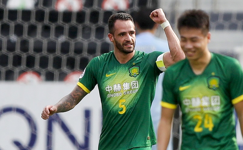 Renato Augusto comemora gol por Beijing Guoan (Photo by - / AFP) (Photo by -/AFP via Getty Images)
