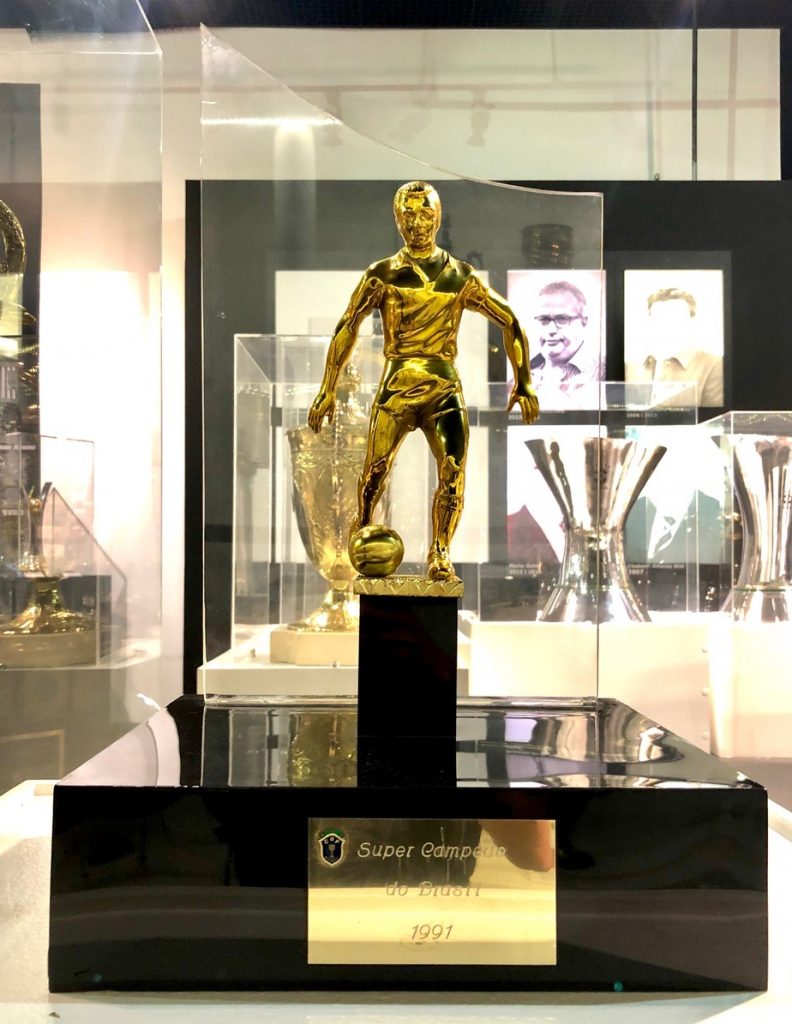 Troféu da Supercopa do Brasil 1991 - sala de troféus do Corinthians
