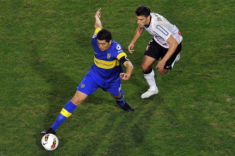 Juan Roman Riquelme (L) of Argentina’s Boca Juniors, vies for the ball with Alex (R) of Brazil’s Corinthians, during their 2012 Copa Libertadores 2nd leg final football match at Pacaembu stadium, in Sao Paulo, Brazil, on July 4, 2012. AFP PHOTO / Nelson ALMEIDA        (Photo credit should read NELSON ALMEIDA/AFP/GettyImages)