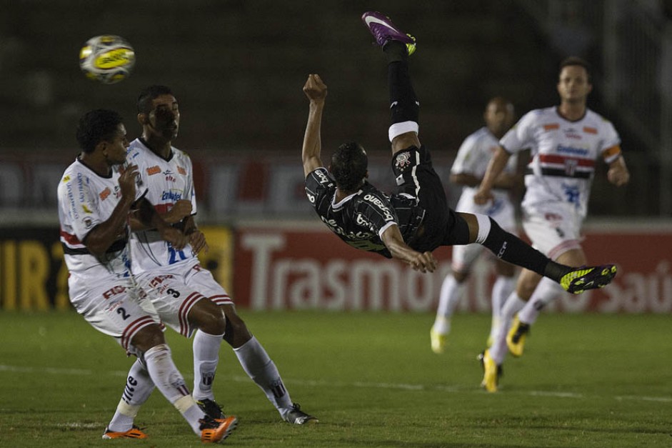 Liédson na partida entre Botafogo/RP x Corinthians, pela 17ª rodada do Campeonato Paulista 2011. Foto: Daniel Augusto Jr./Fotoarena