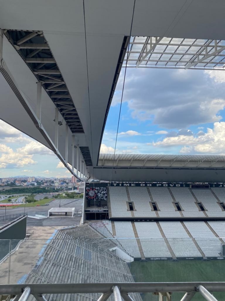 Tirolesa Seloko sendo instalada na Neo Química Arena////Foto: Divulgação Seloko