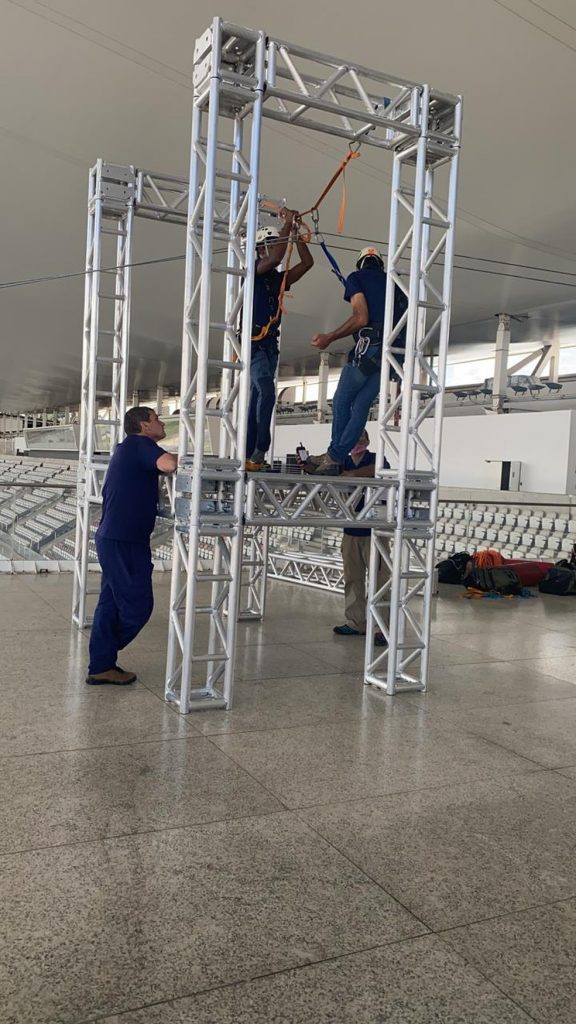 Tirolesa Seloko sendo instalada na Neo Química Arena///Foto: Divulgação Seloko