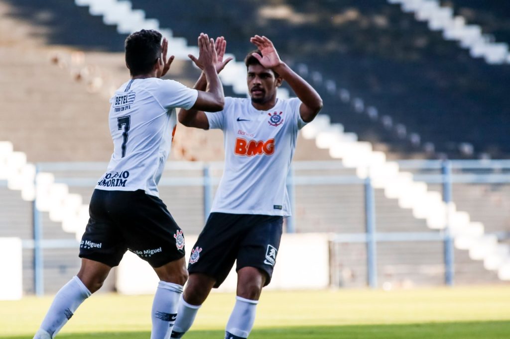 Rael (camisa 7) comemora com Ronald o hat-trick que fez na goleada sobre o Santo André por 5×0 pelo Paulistão Sub-20 de 2019  — Foto: Rodrigo Gazzanel/Agência Corinthians