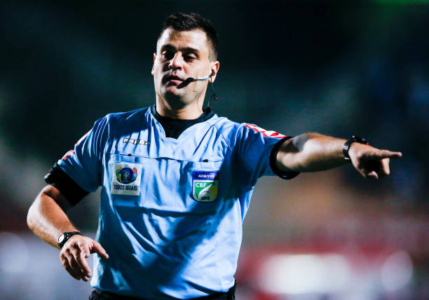 O árbitro de Flamengo x Corinthians neste domingo (14) será Rafael Traci. (Photo by Alexandre Schneider/Getty Images) SAO PAULO, BRAZIL - MAY 18: Referee Rafael Traci in action during the match between Palmeiras and Santos for the Brasileirao Series A 2019 at Pacaembu Stadium on May 18, 2019 in Sao Paulo, Brazil. (Photo by Alexandre Schneider/Getty Images)