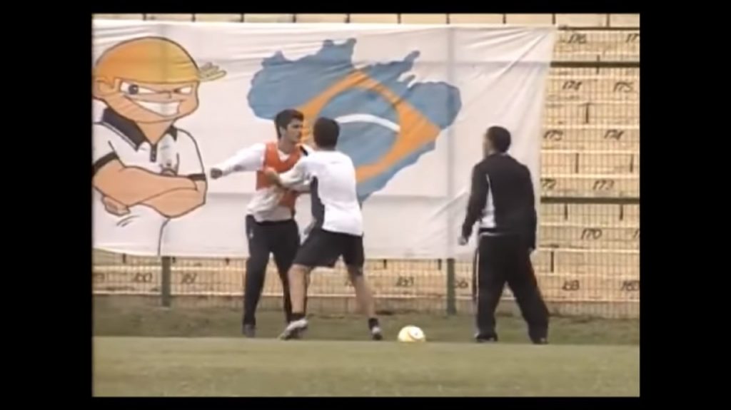 No Corinthians, Tevez protagonizou uma briga com o zagueiro Marquinhos durante treinamento. Foto: Reprodução vídeo youtube

