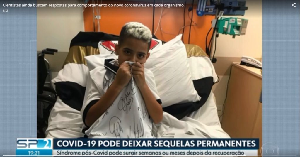 Arthur beija a camisa recebida do Corinthians, no hospital. Foto: Reprodução/vídeo G1
