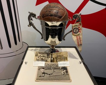 Troféu do IV Centenário em exposição no Memorial do Corinthians, no Parque São Jorge
